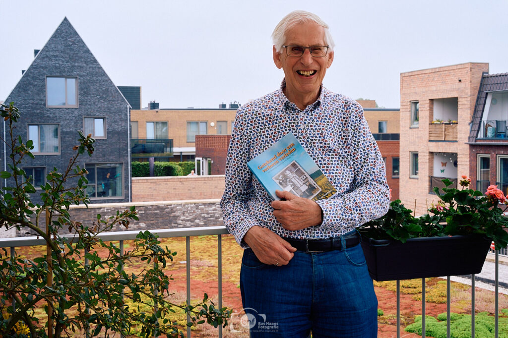 Leo Heerkens met zijn boek 'Getekend door een verloren verleden'